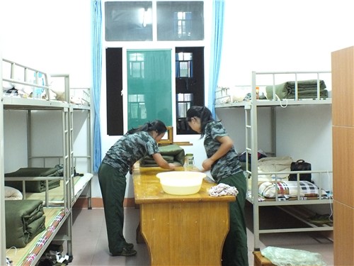 会计学院助教下寝指导新生整理内务-团委