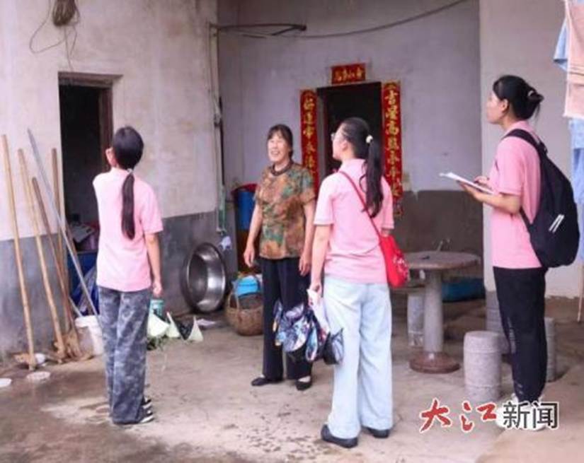 一群人在房间内玩体感游戏 AI 生成的内容可能不正确。