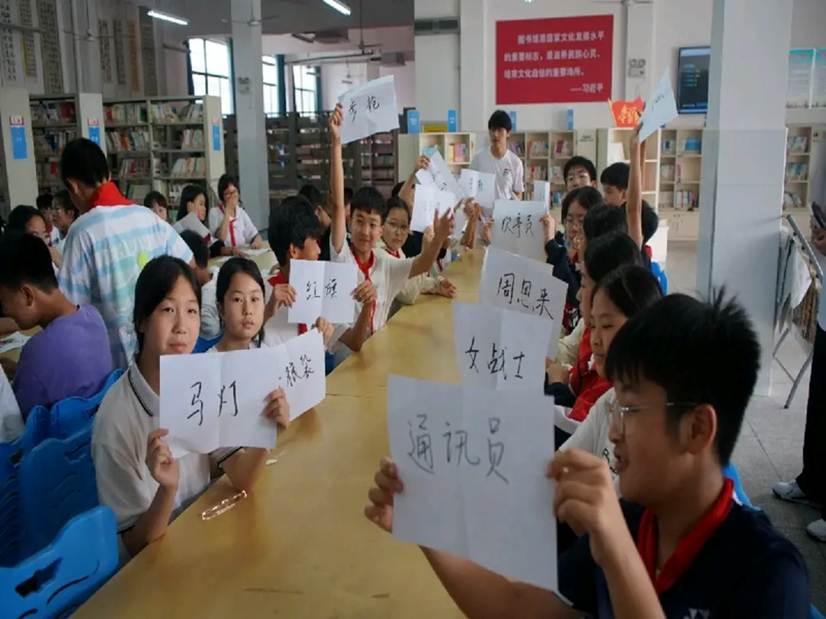 一群人正在聊天 AI 生成的内容可能不正确。 一群人正在聊天 AI 生成的内容可能不正确。