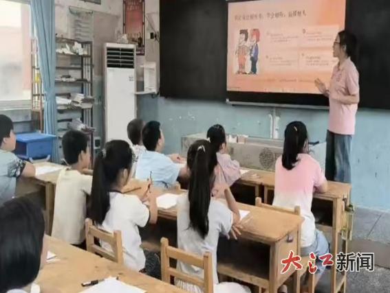 一群人在开会 AI 生成的内容可能不正确。