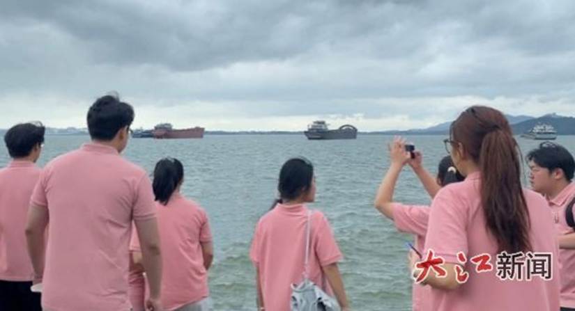 男人和女人站在船上的一群人 AI 生成的内容可能不正确。