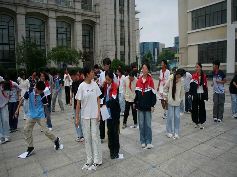 一群人站在街道上 AI 生成的内容可能不正确。 一群人站在街道上 AI 生成的内容可能不正确。