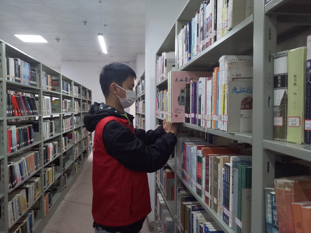 药心向党资助育人药生学院组织整理市图书馆青协在行动志愿活动